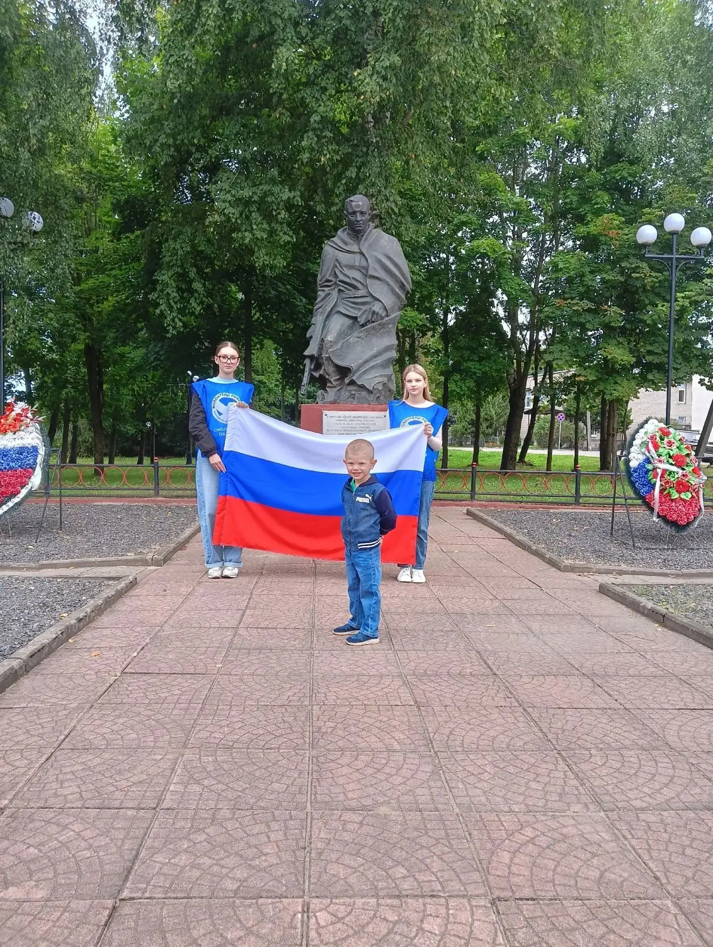 Воспитанник первой младшей группы, Дмитрий Шенькин, вместе с волонтерами Победы принял ...