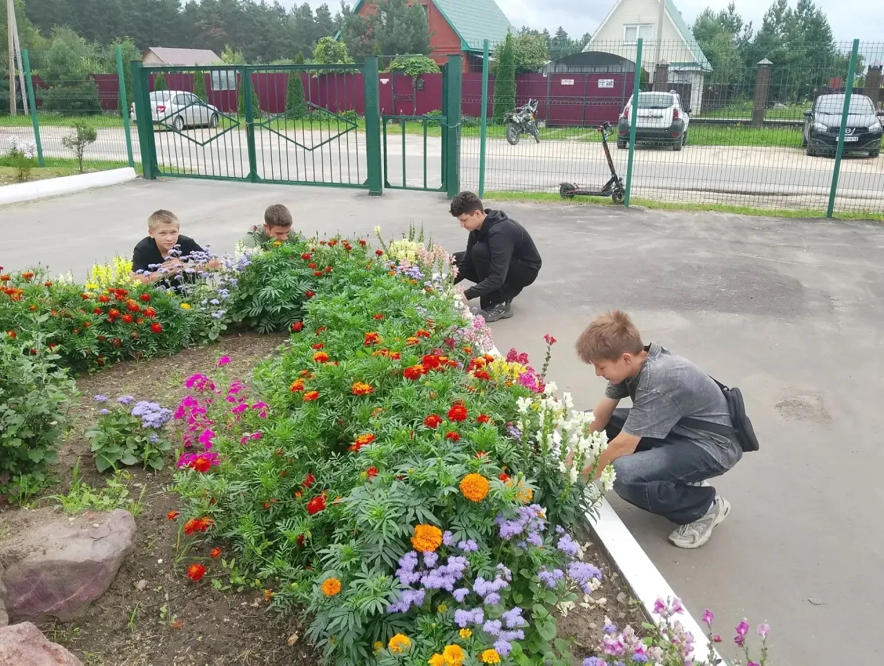 🌿 Вместе делаем школу лучше! 🌿

💪Сегодня наши ребята вышли на субботник, подмели дорожки и освежи