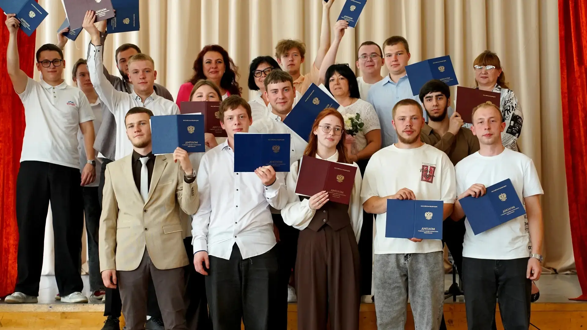 🏗️ Диплом в руках — стройка впереди!

⭐Чествуем выпускников специальности «Строительство и эксплуат