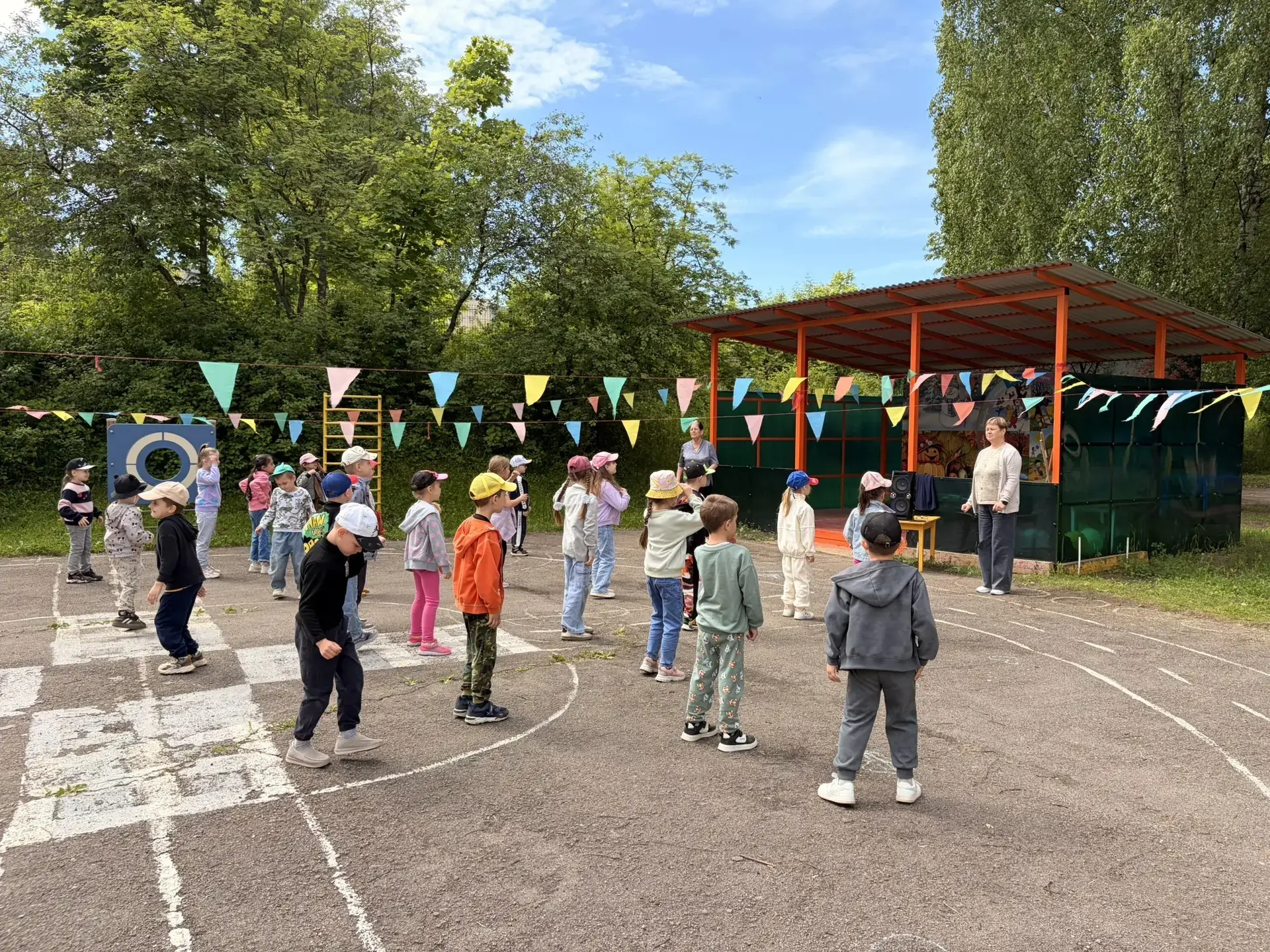 Сегодня музыкальные руководители Яльцова Л. Д. и Фатеева Е. В. с детьми старших и подго...