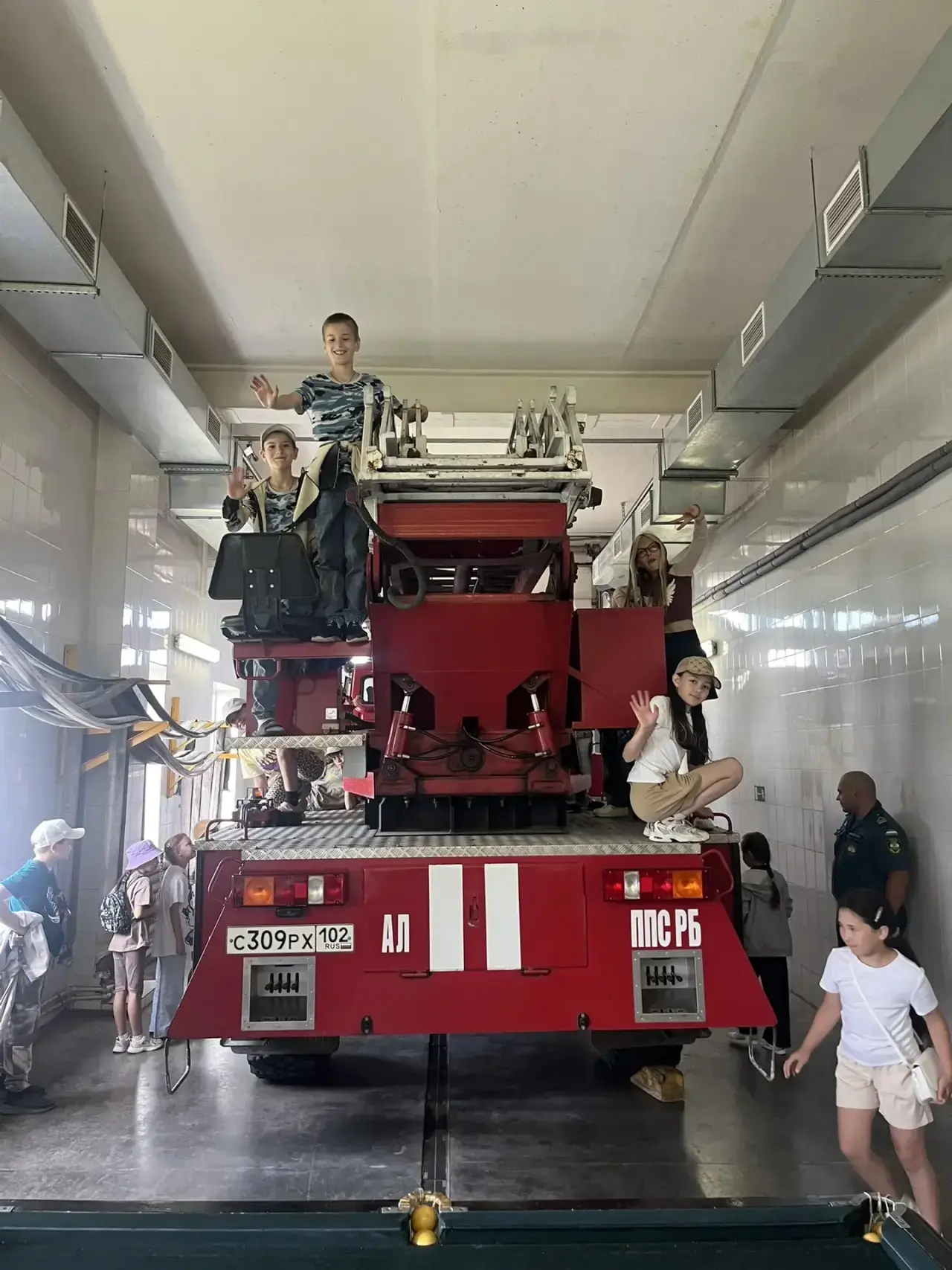 🚒🔥 Сегодня наш детский лагерь совершил увлекательный поход в пожарную часть!
Дети с большим интере