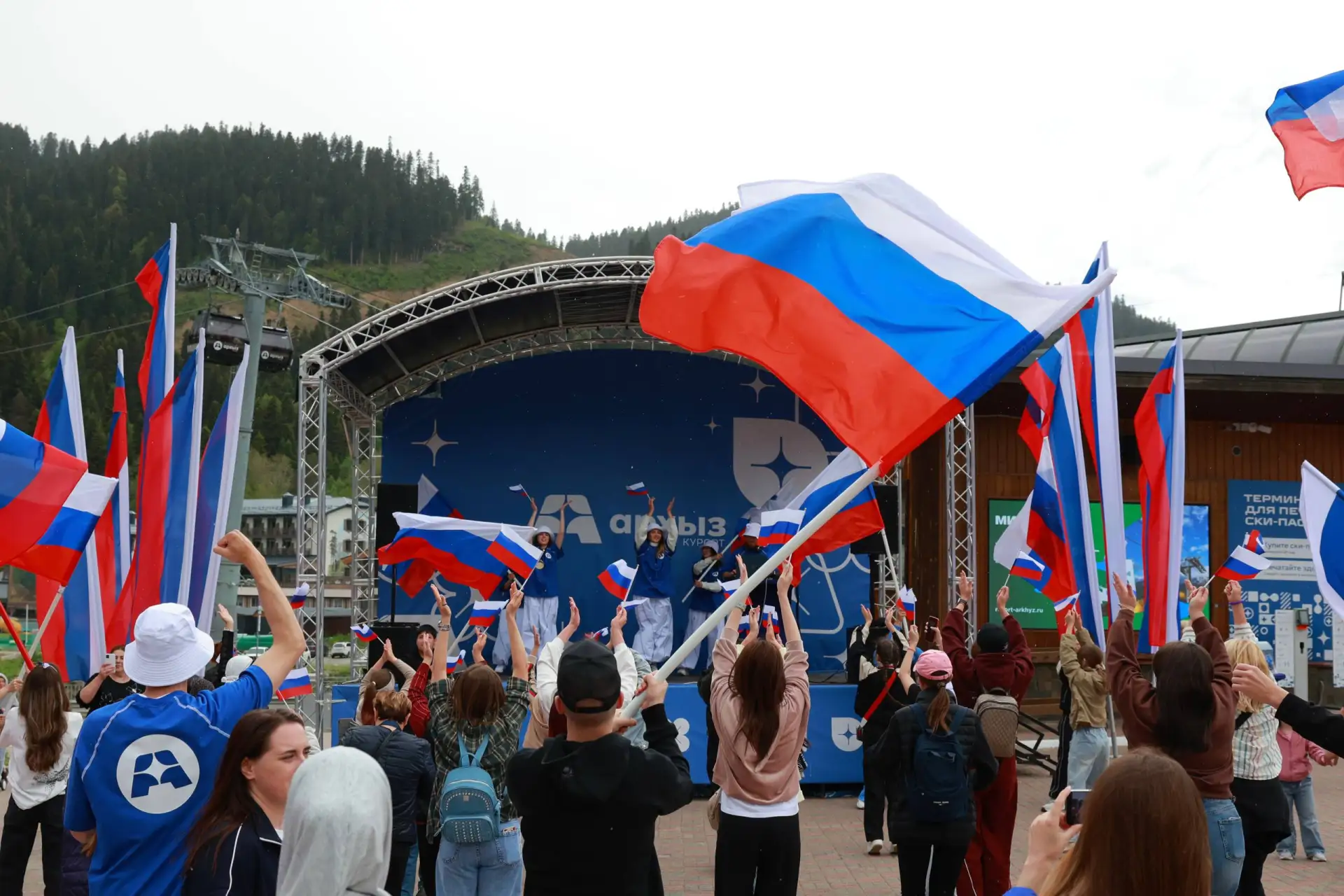 💙 День России на «Архызе» — как это было

Праздничная музыка и тематические активности, танцы, улыб