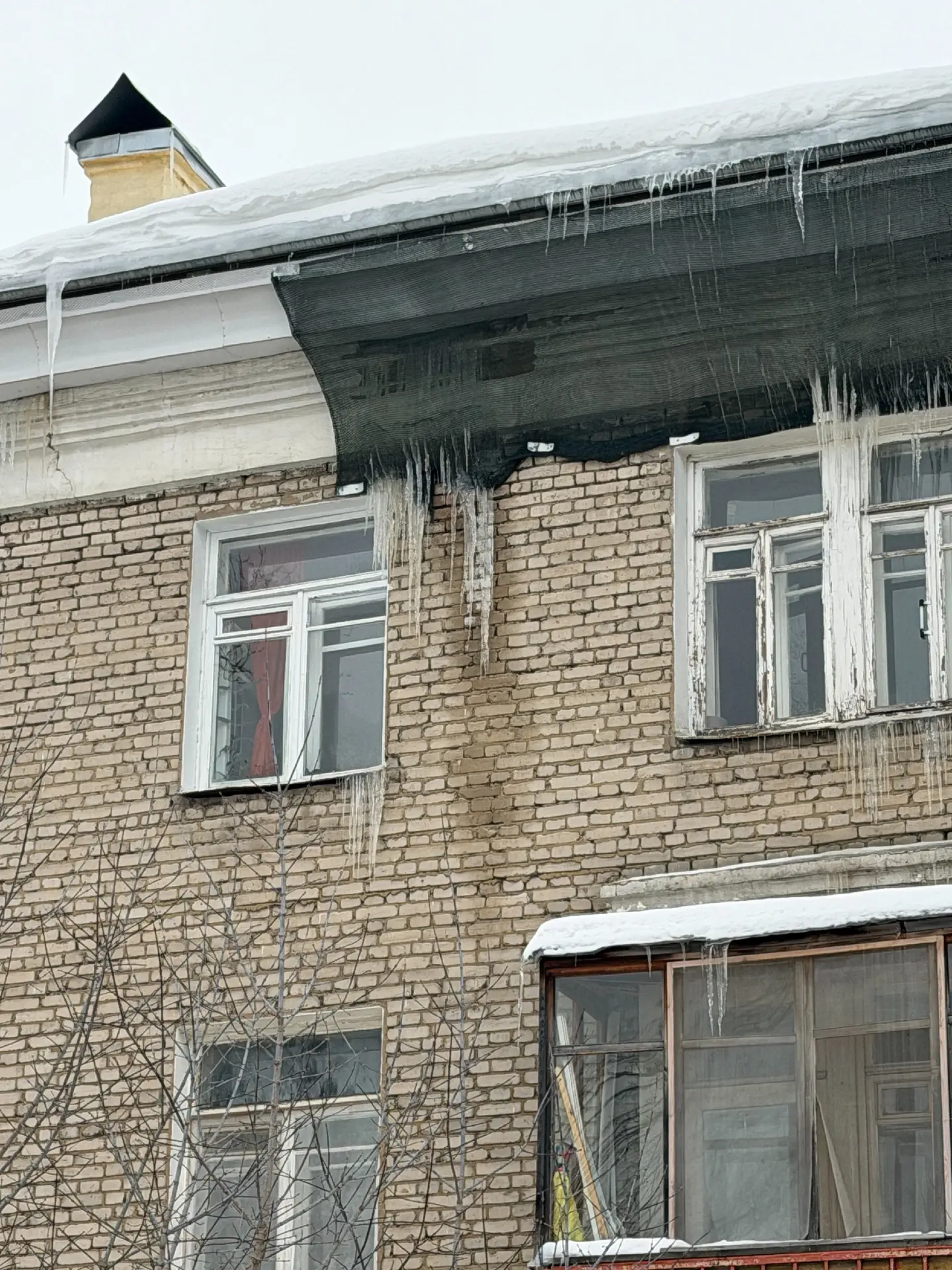 🏢 Протекает крыша в многоквартирном доме? Пошаговая инструкция, как заставить УК платить