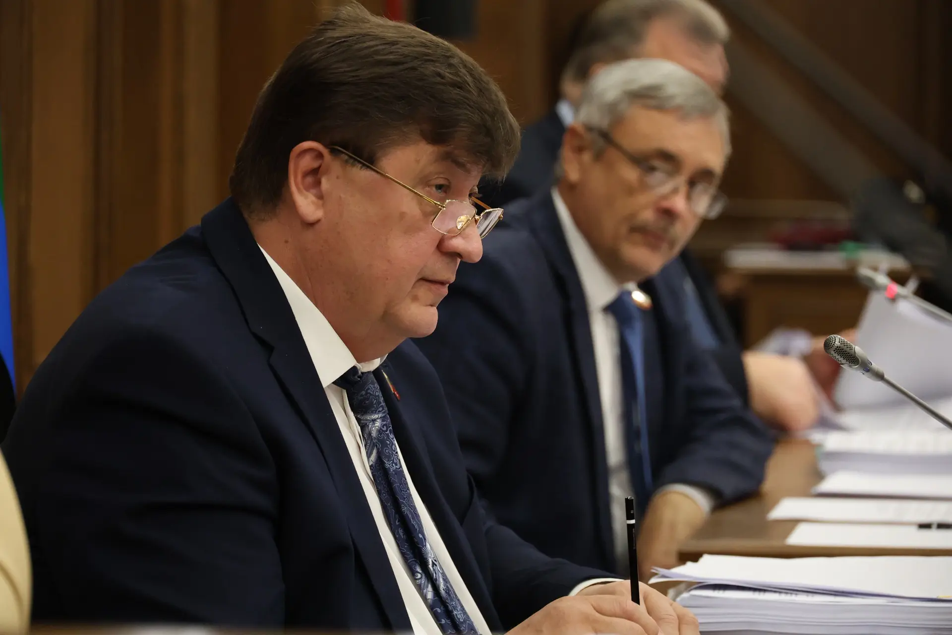 Продолжается подготовка к предстоящему заседанию регионального парламента. Сегодня рабо...