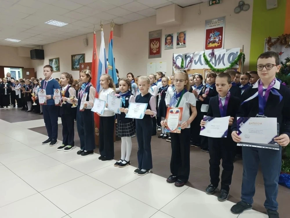 19 января в нашем лицее прошла традиционная утренняя линейка🇷🇺 Мы внесли флаг и дружно исполнили гим