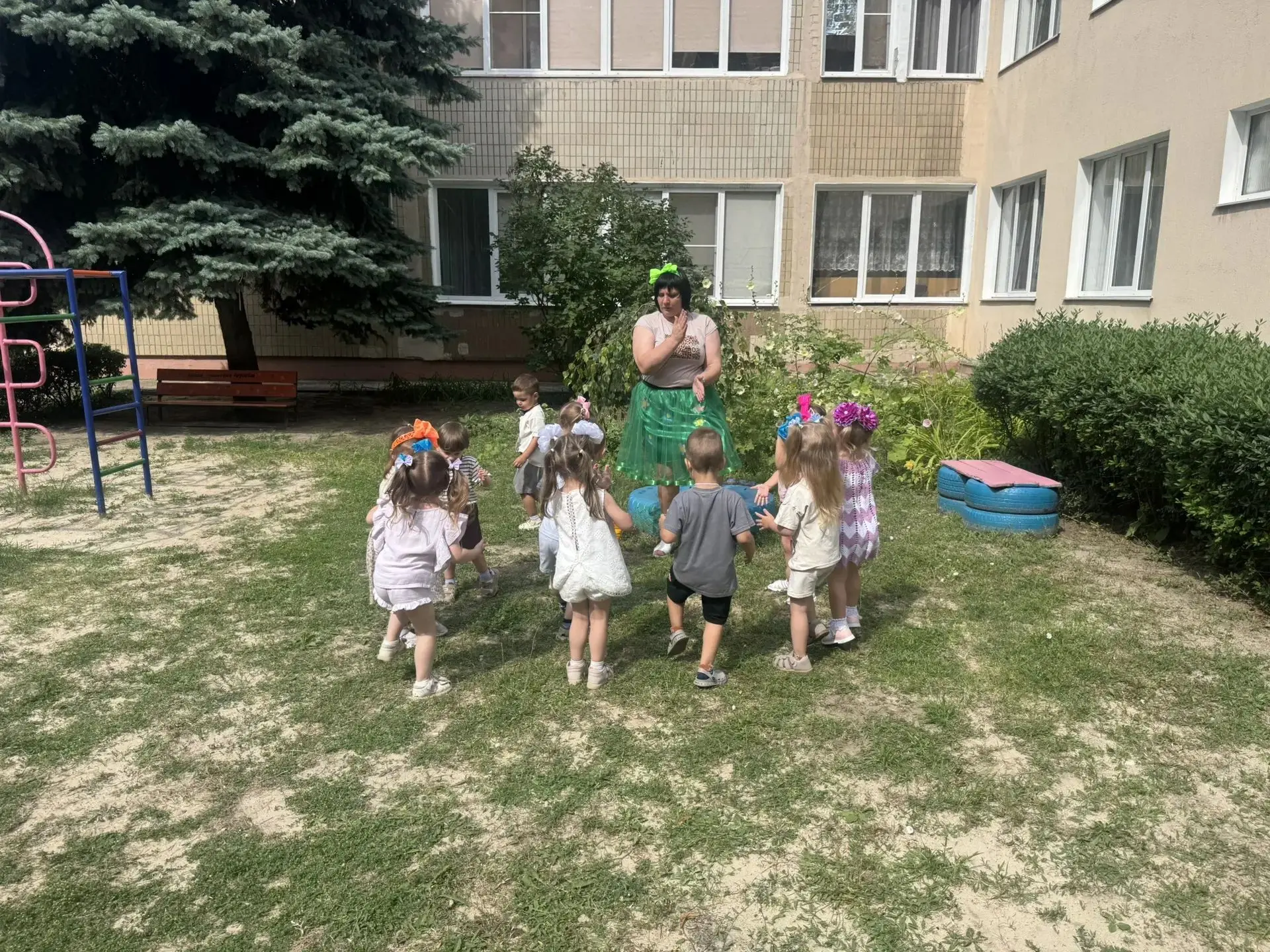 Если бантик повязать — 
Сразу настроение, 😀
Сразу хочется плясать, 💃
Песни петь, стихи читать 
С в