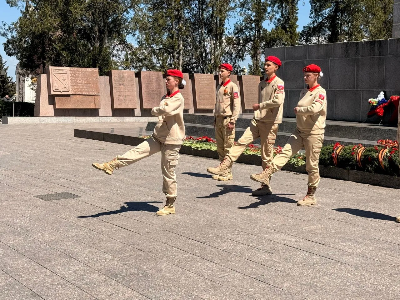 Наши юнармейцы заступили на вахту памяти у вечного огня у Обелиска Славы на Сапун-горе.  #ЮНАРМИЯ_Аф