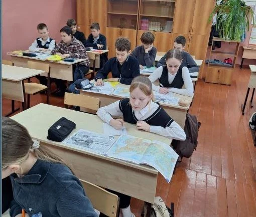 Акция "Узнаем Россию вместе" проходит с 2024 года и представляет собой адаптированную форму Географи