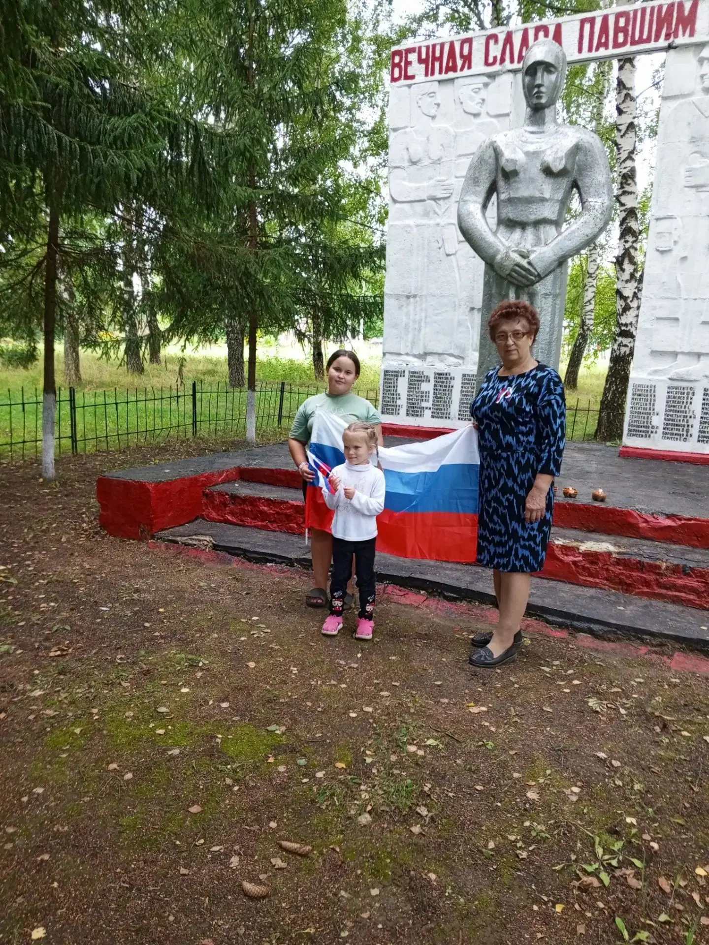Сегодня Озёрский сельский клуб  у памятника погибшим землякам в годы Великой Отечествен...