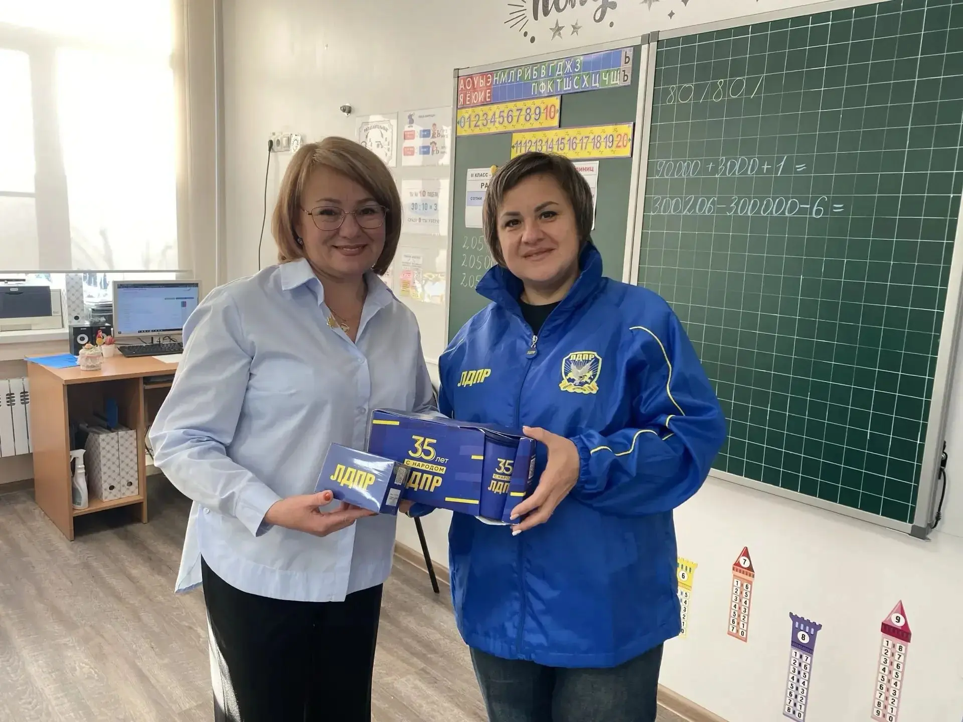 🍁 Активисты ЛДПР в Урае поздравили педагогов с Днём учителя👨‍🏫👩‍🏫