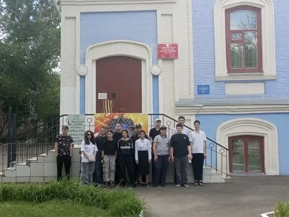 Заглянули в прошлое через костюм: ученики нашей школы посетили уникальную выставку в Каменском музее