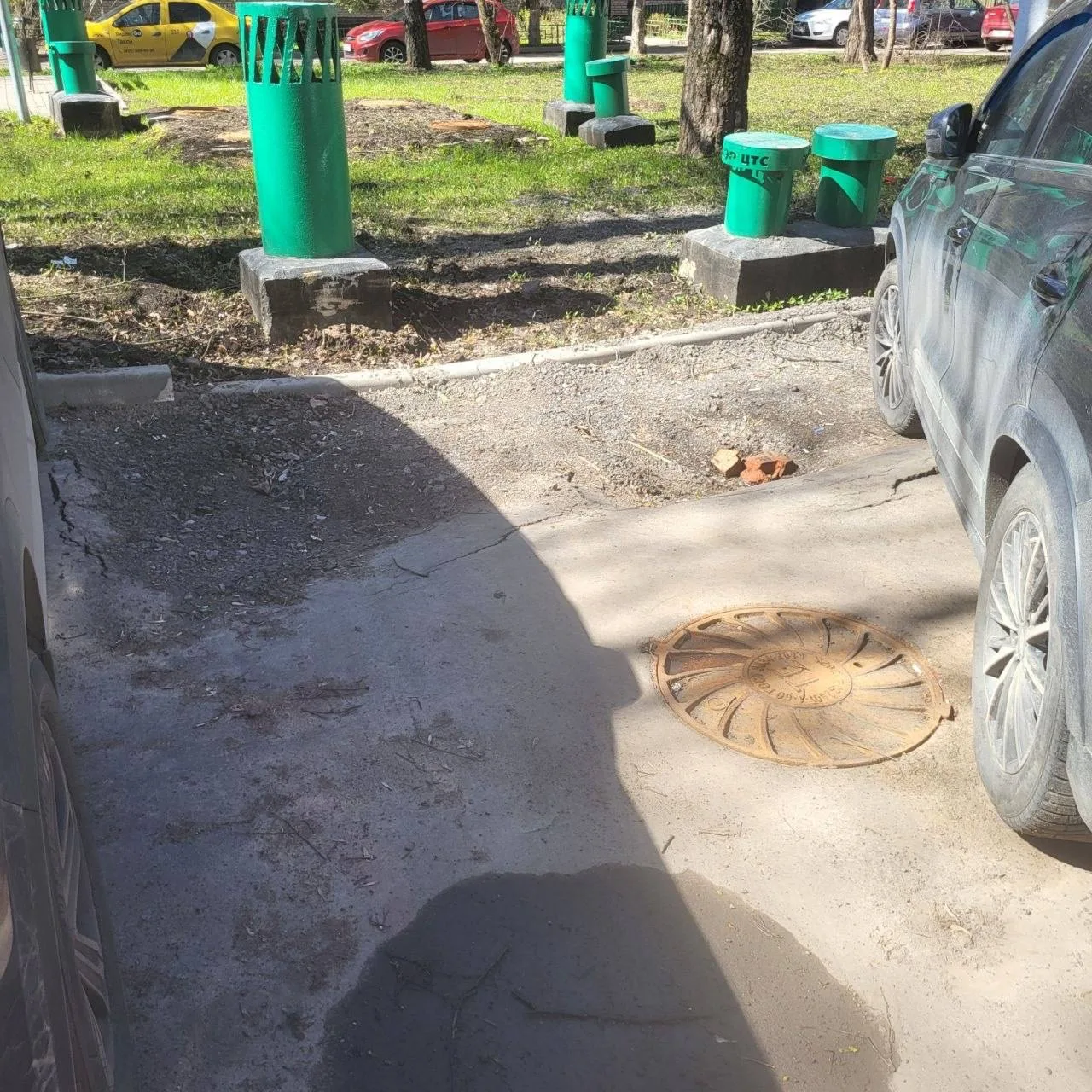 На Сходне двор разрушен после работ Мосэнерго, жители требуют восстановления❗️  Жители дома на Перво