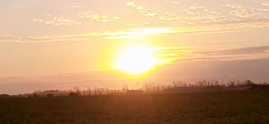 Закрываем этот день красиво. 🌅

 Посмотрите на это солнце — оно словно ставит большую, золотую точк