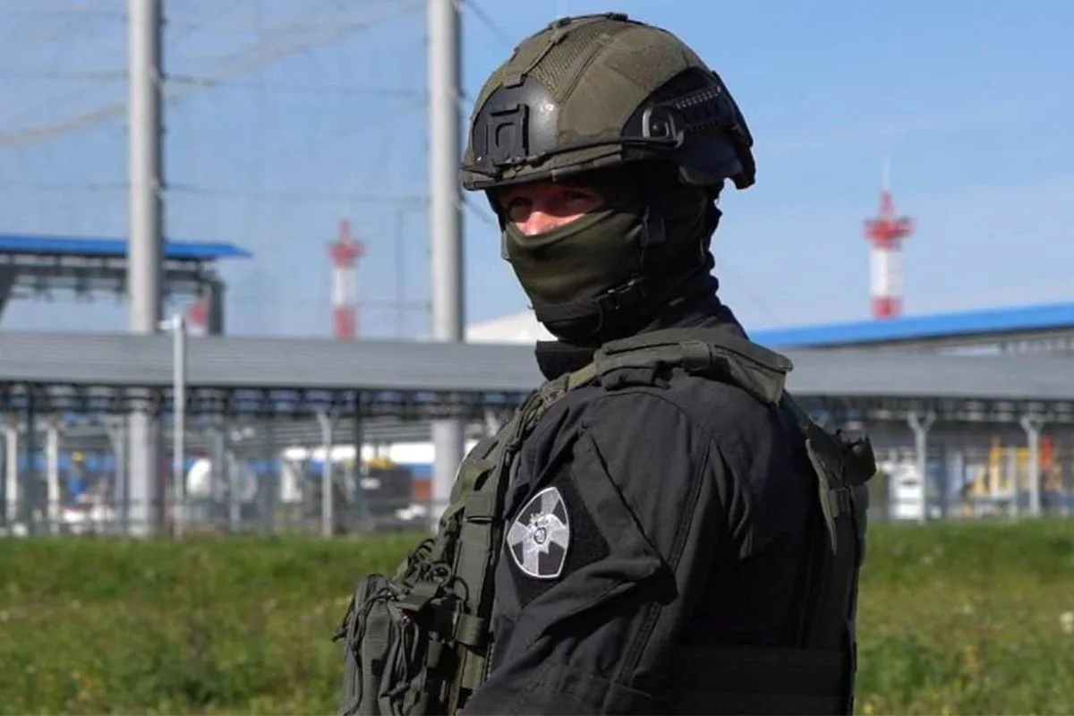 🇷🇺 В Тюмени при силовой поддержке ОМОН Росгвардии задержаны подозреваемые в мошенниче...