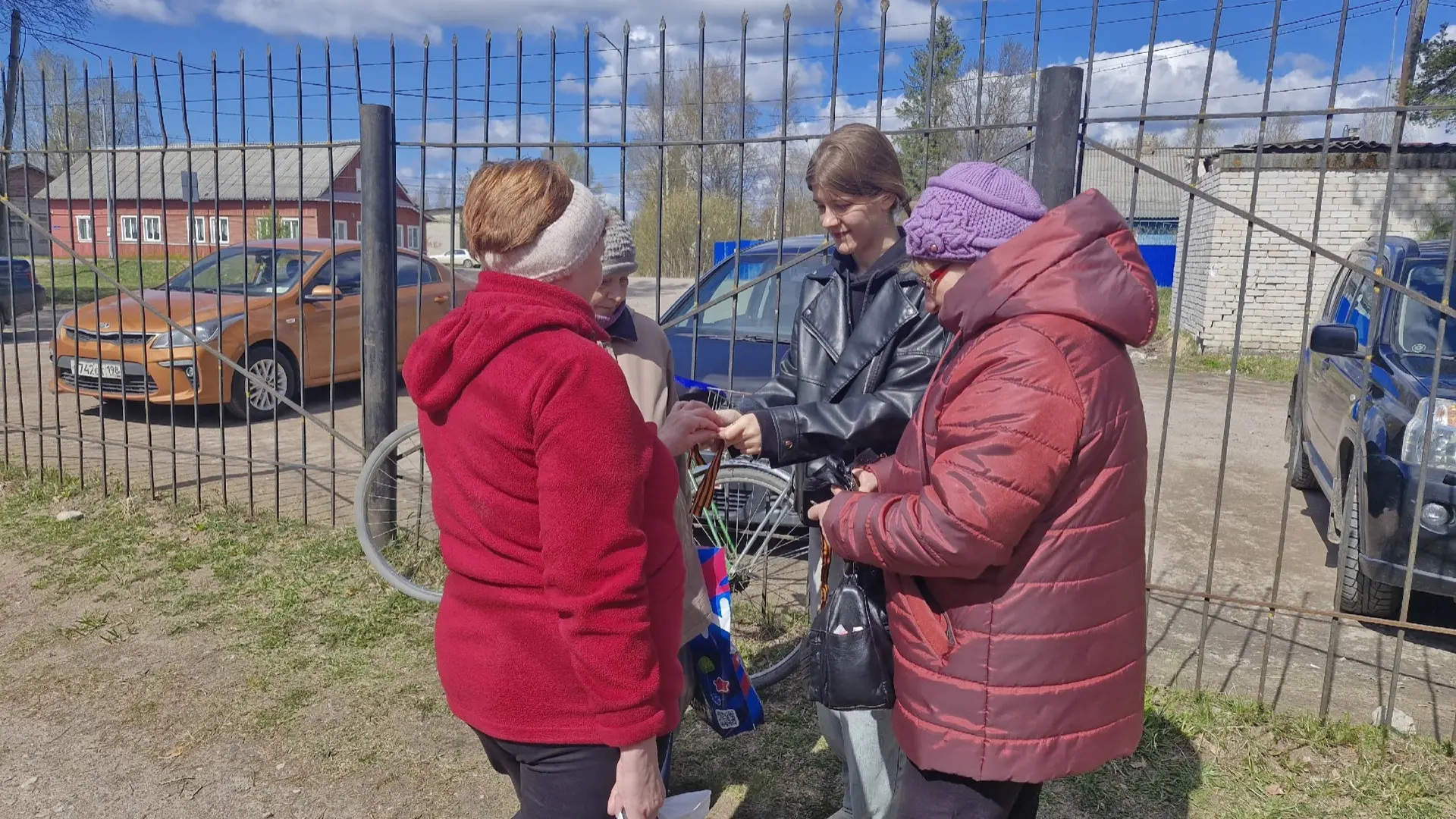 В преддверии Дня Победы ученики 11‑го класса провели патриотическую акцию: они вручили ...