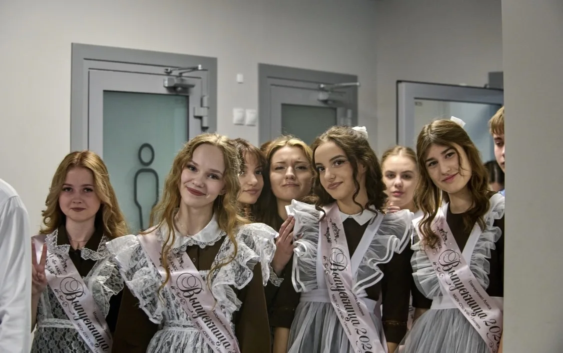 Сегодня в нашей школе прошла трогательная и немного волнительная торжественная линейка, посвященная 