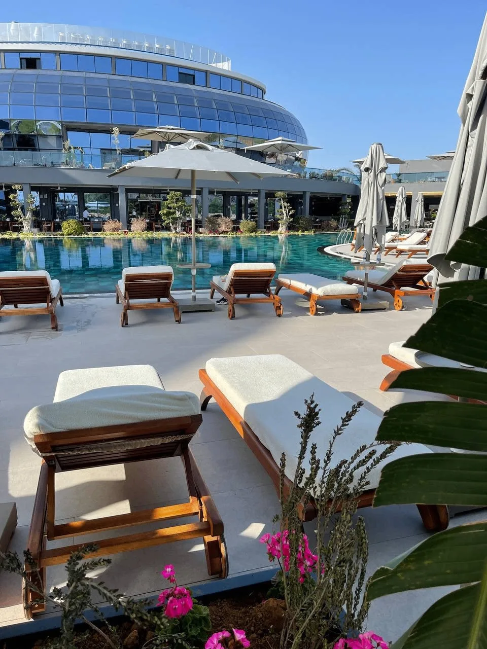 Эстетичные кадры днём + атмосферные вечеринки вечером! 😍

❤️Liu Resorts 5*

🔴 До собственного песч