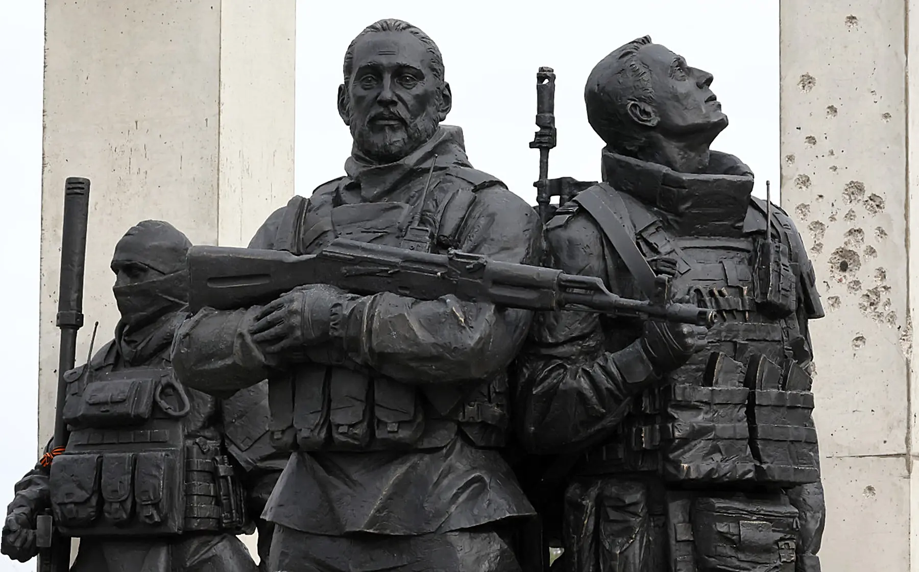 Памятник бойцам СВО под Петербургом (город Кудрово, парк Оккервиль). Три воина - преемс...