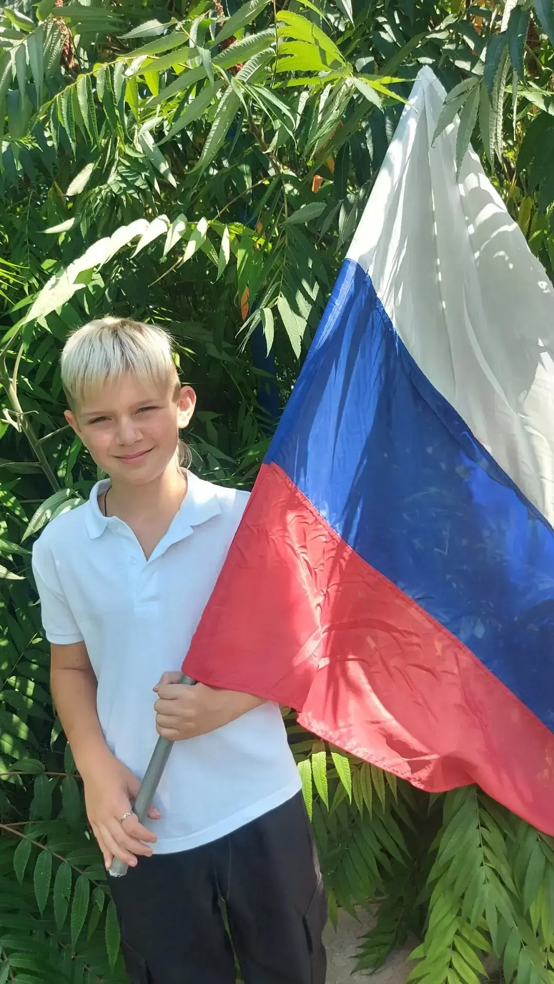 Ученик 4 класса - Бочаров Кирилл участвует в акции «Под флагом России» 🇷🇺