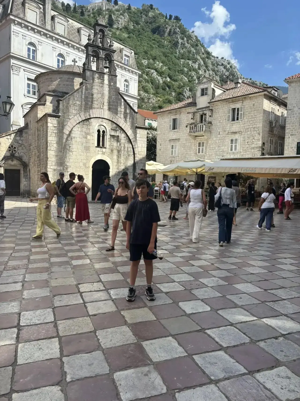 Моё лето в трёх кадрах📸

Путешествие в Черногорию🇲🇪

🌏Ученик 6 класса Яков на летних каникулах п