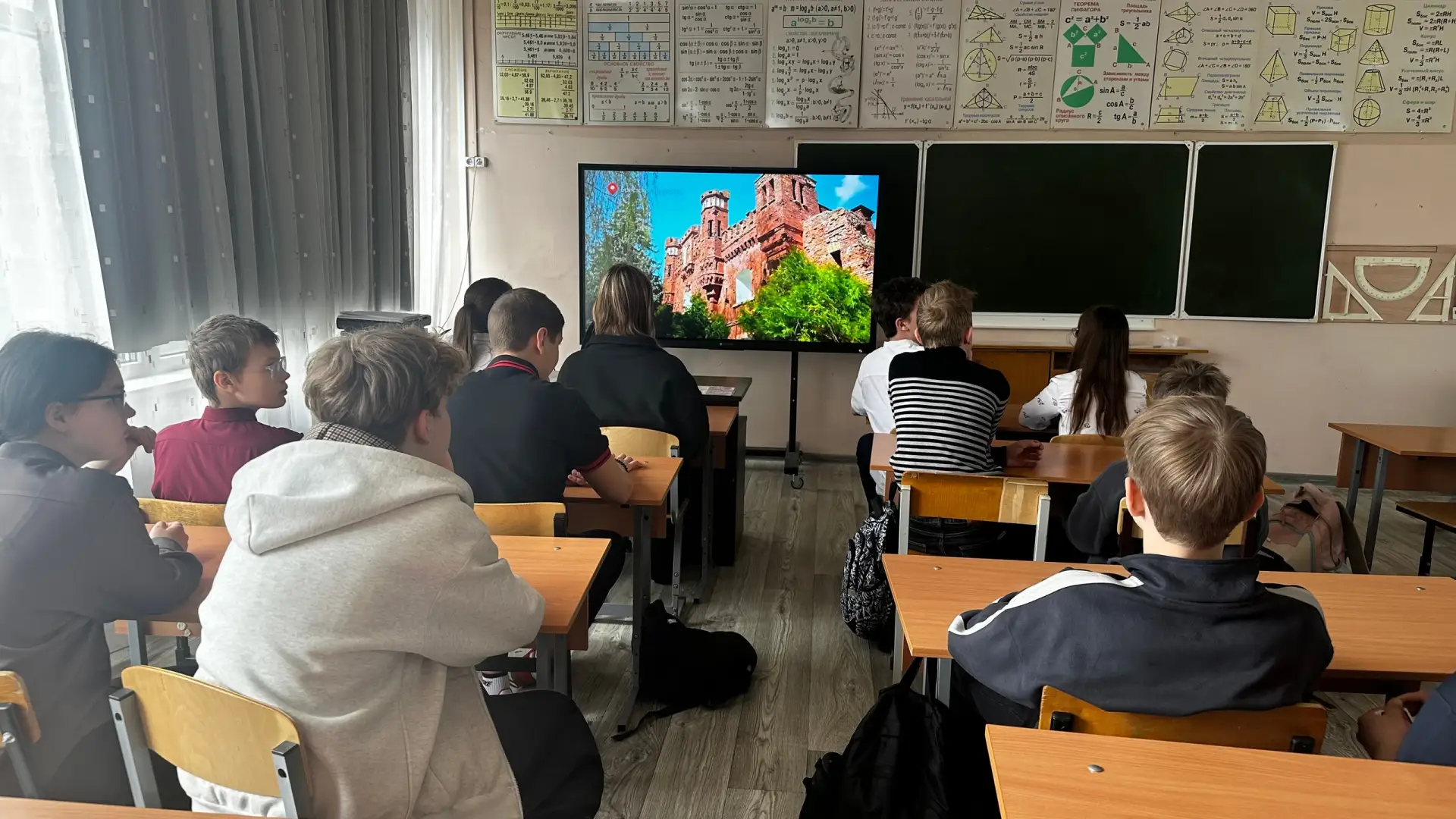 🎬 В рамках марафона «Наследники Победы» в нашем ЦО прошла акция «Кино Победы»  Наши ученики присоеди