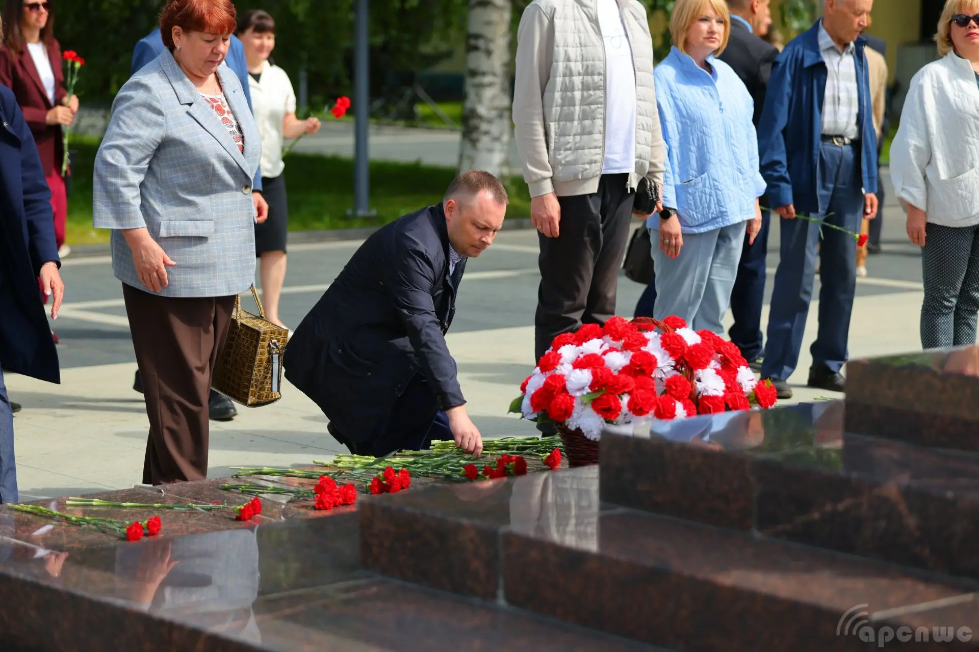 Сегодня, накануне Дня города, состоялись торжественные церемонии возложения цветов и ве...