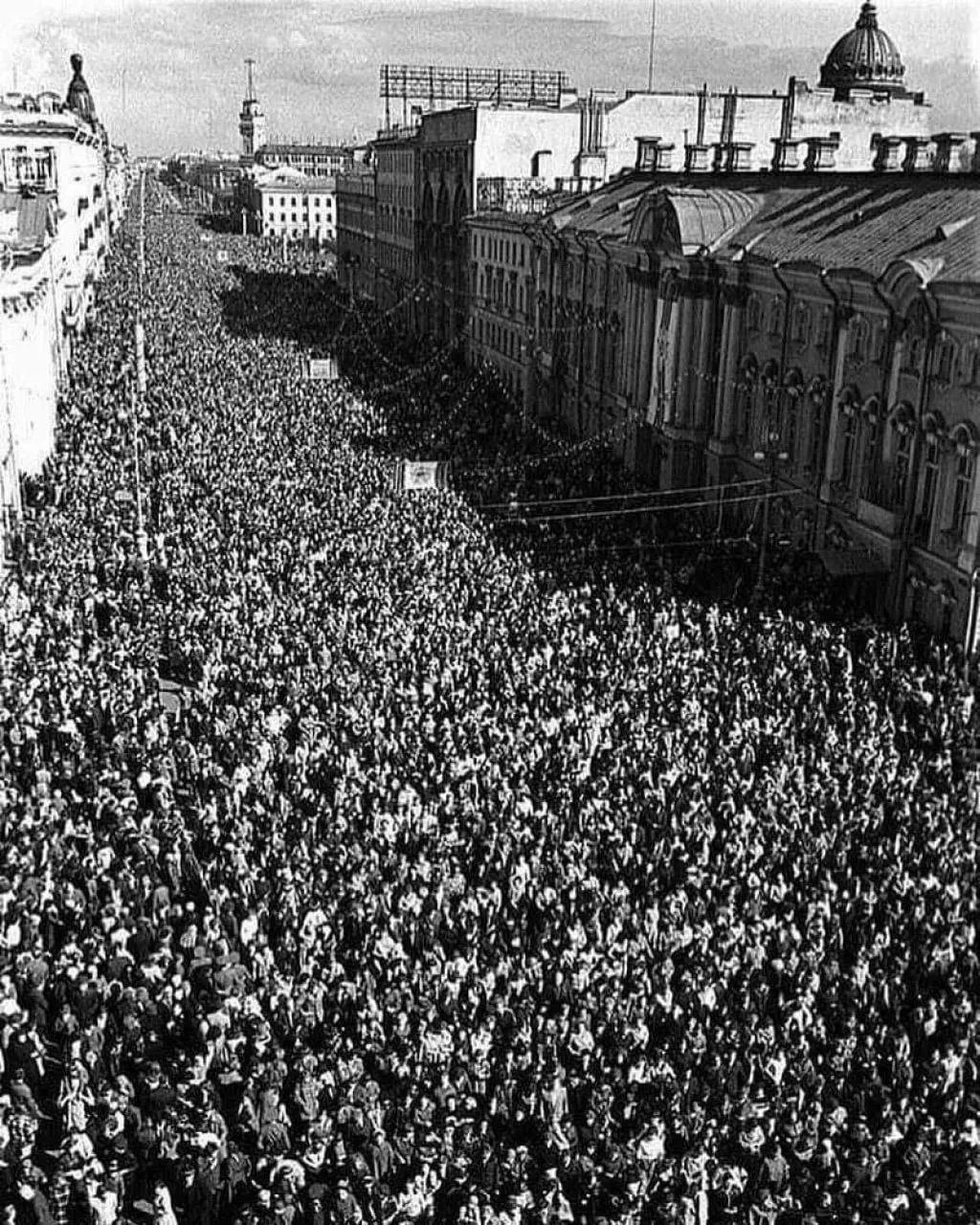 🎖 Ветераны на Невском проспекте. Ленинград, 9 мая 1975 года.