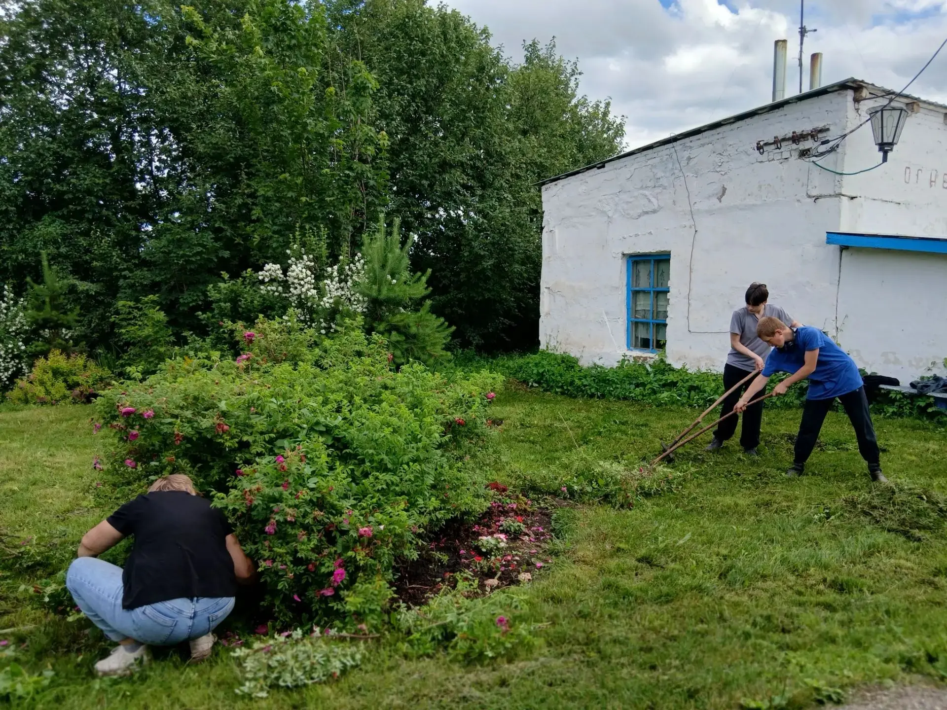 Четвёртый день в лагере труда и отдыха был посвящён благоустройству пришкольной территории. После ут