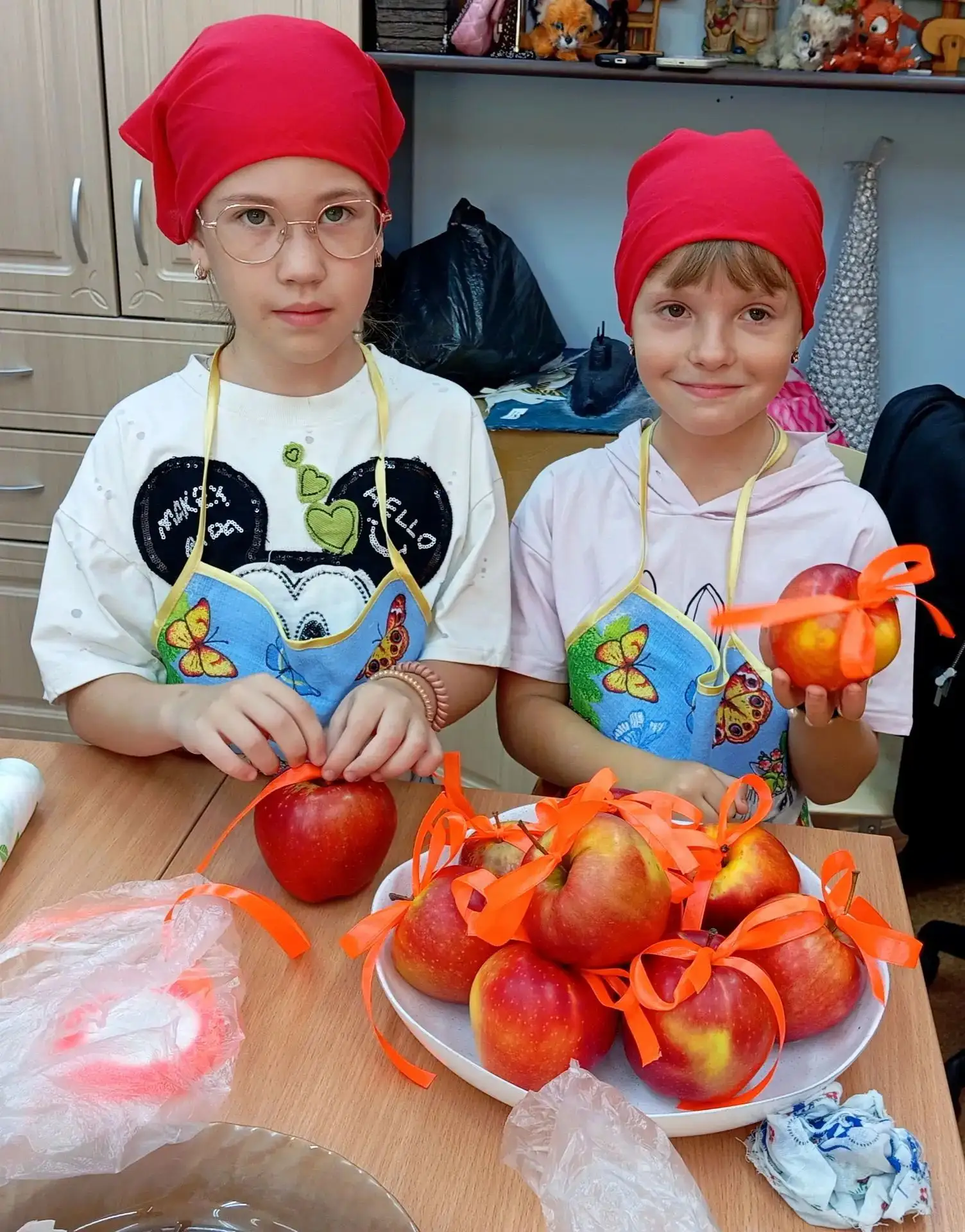Лето – классная пора! Собирайся, детвора! В солнце, в зелень, В речку, в море… Позабудь...