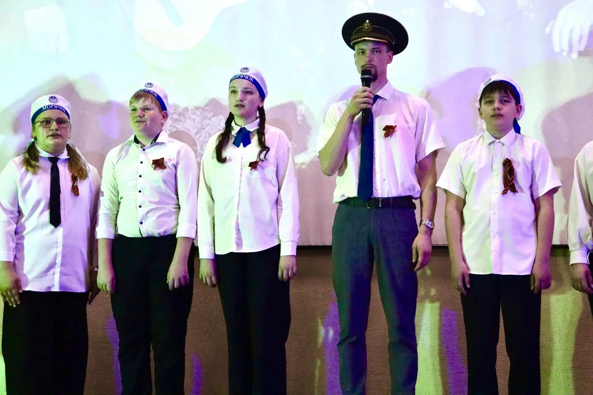 🎶 Битва хоров 5,6 классов! 🎶  5 мая в актовом зале школы разгорелась настоящая музыкальная битва, по