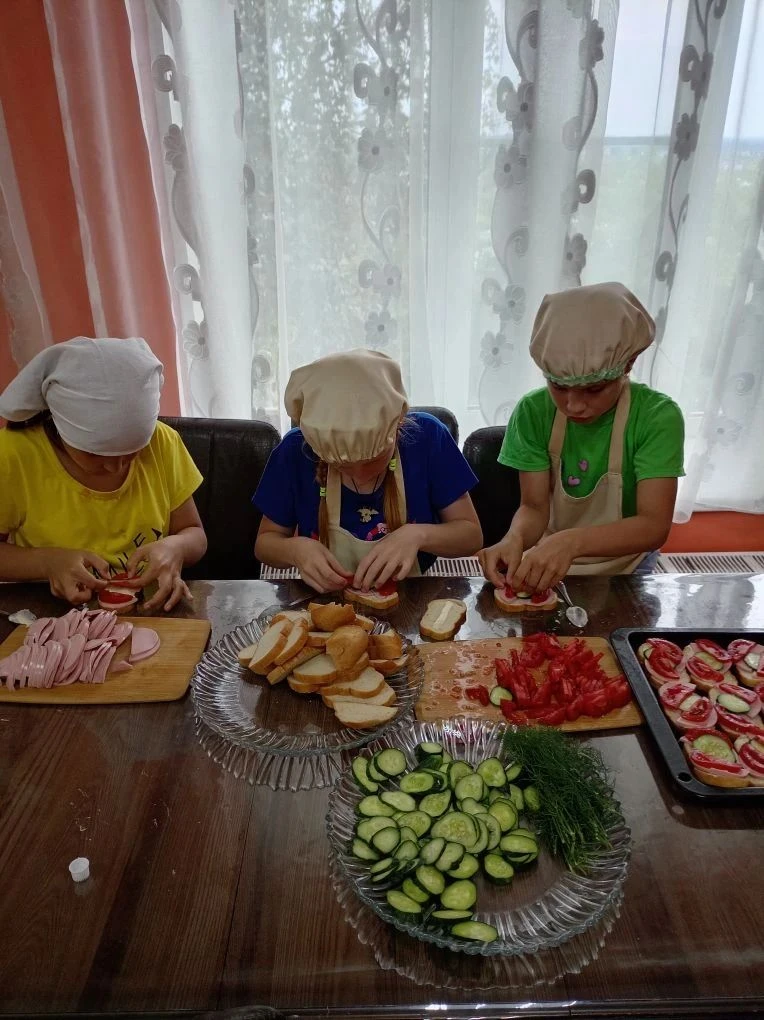 Хлеба маленький кусочек, 
Колбасы один кружочек, 
Треугольник сыра к ним. 
А теперь-Его едим!!! 
При