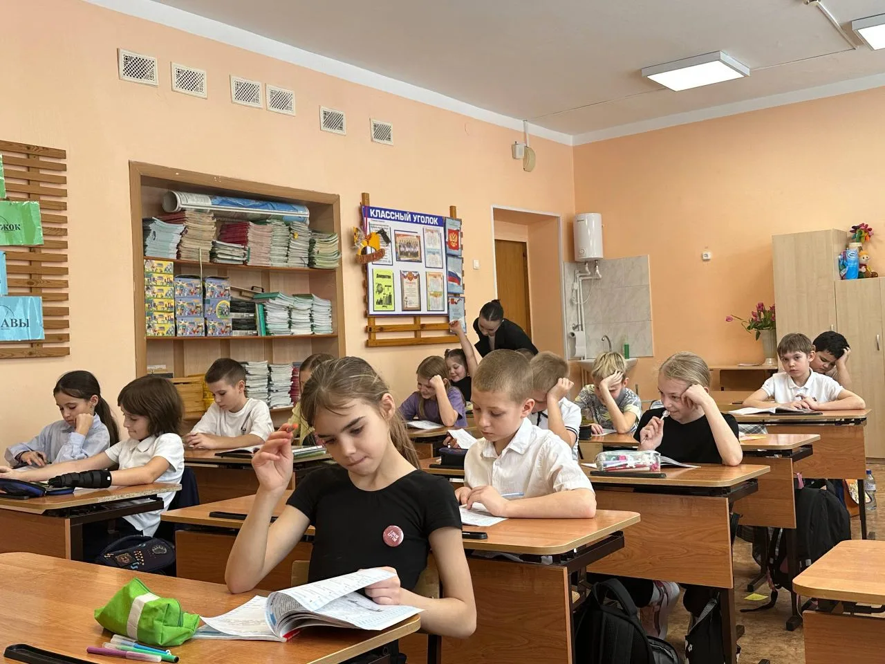 В преддверии Международного женского дня старшеклассники сделали для учителей начальной школы необыч