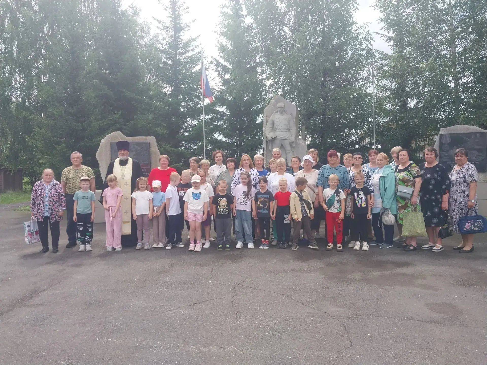 22 июня, в День памяти и скорби, у мемориального комплекса 
с. Покровское состоялась церемония возло