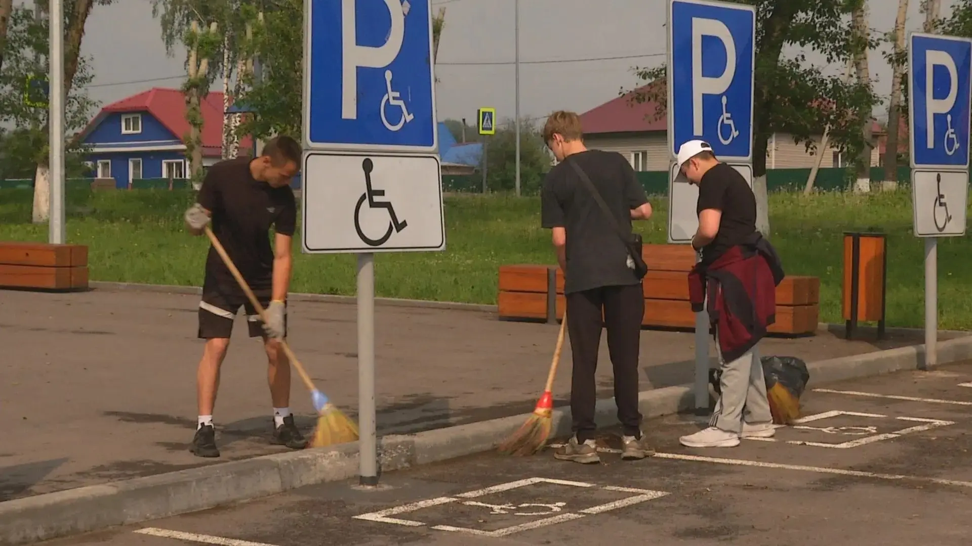 В экопарке работает молодёжный трудовой отряд.