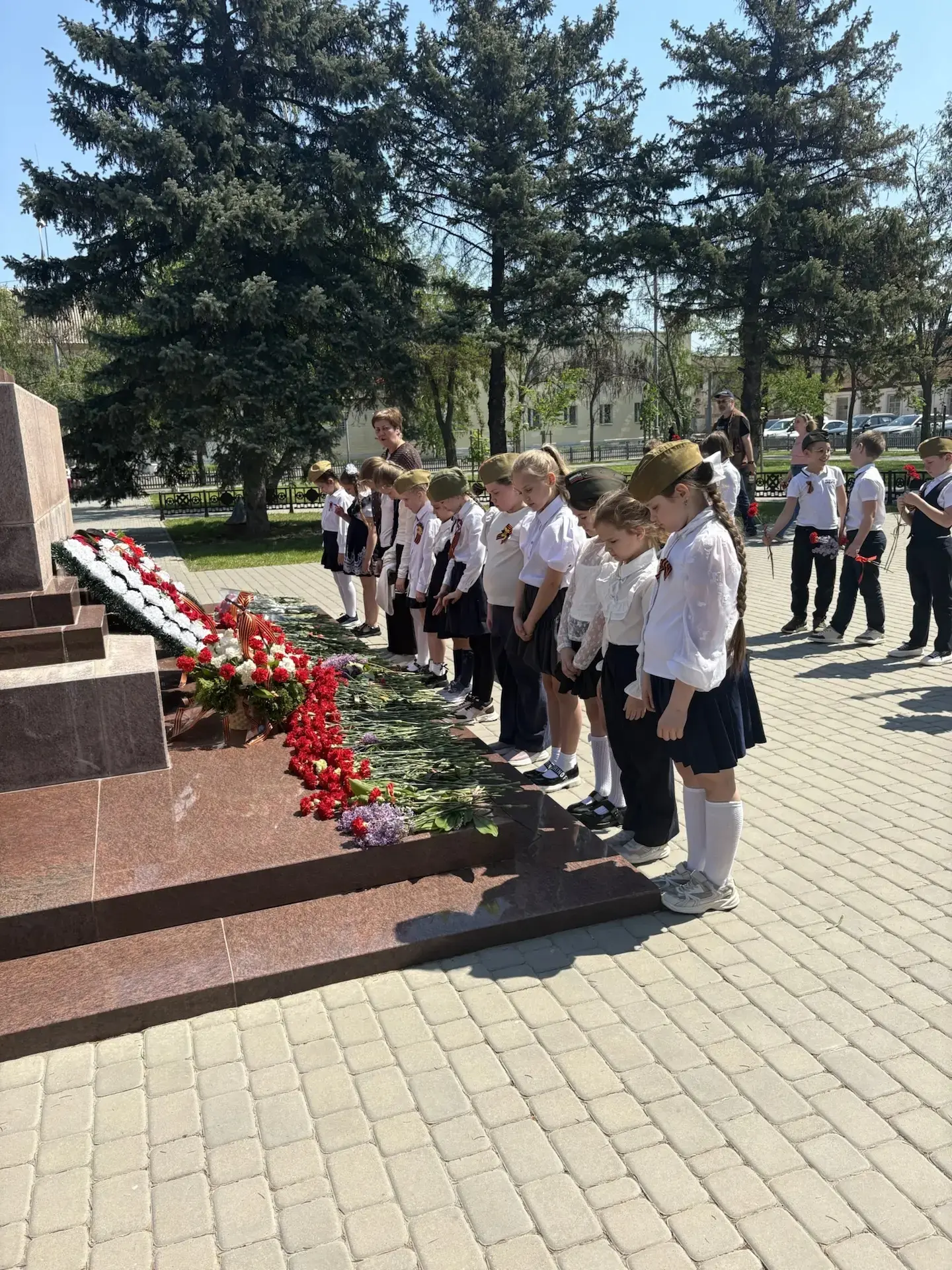 В акции памяти и возложении цветов на площади Свободы приняли участие учащиеся 2А класса.