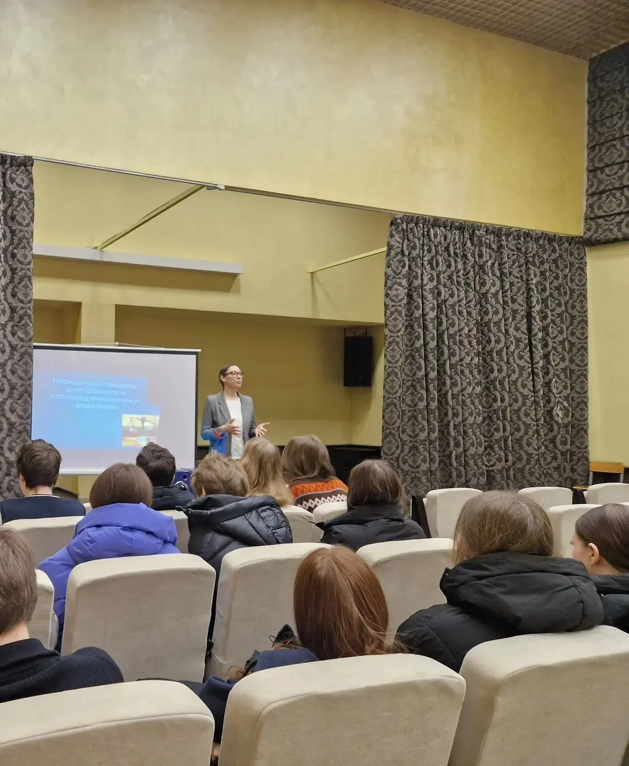 Педагог-психолог ЦППМСП Василеостровского района Тюлина Вероника Владимировна провела занятия ребята