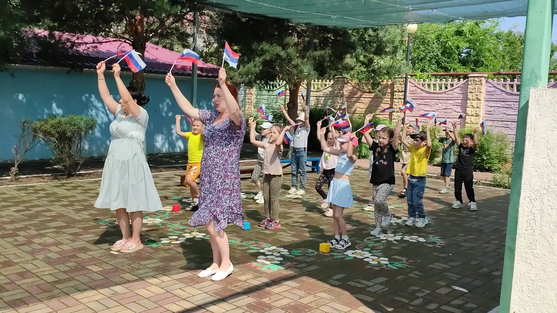 Сегодня в нашем детском саду прошел флешмоб, посвященный Дню России! 🇷🇺 Наши будущие ...
