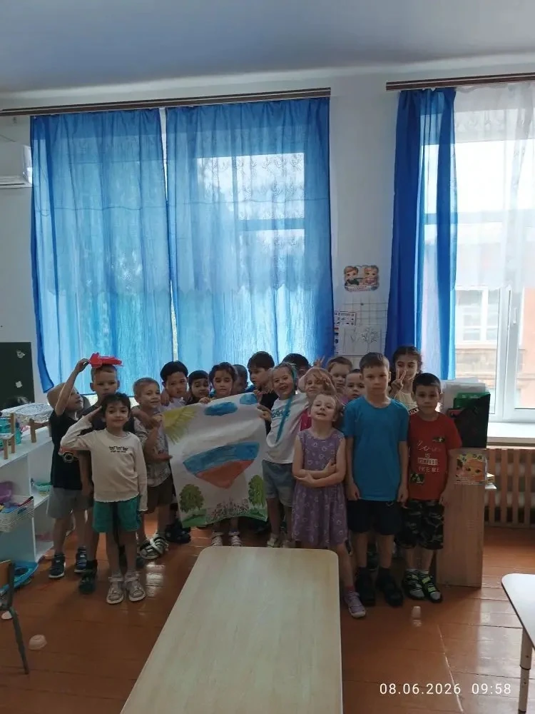 Коллективное рисование с детьми старшей группы " Моя Родина-Россия".