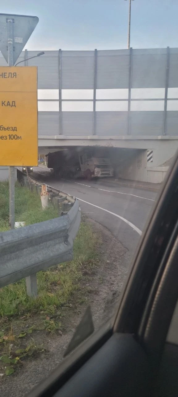 🤯 Грузовик застрял под КАДом у Горской.