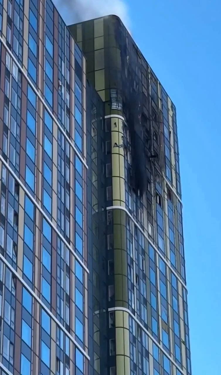 ⚡️Жилой дом поврежден в результате атаки БПЛА на Екатеринбург, — губернатор Паслер.  Из здания эваку