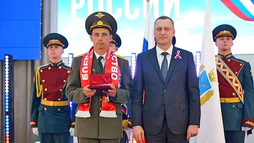 Губернатор вручил аткарчанину Денису Матыгину медаль ордена «За заслуги перед Отечеством»

В канун Д