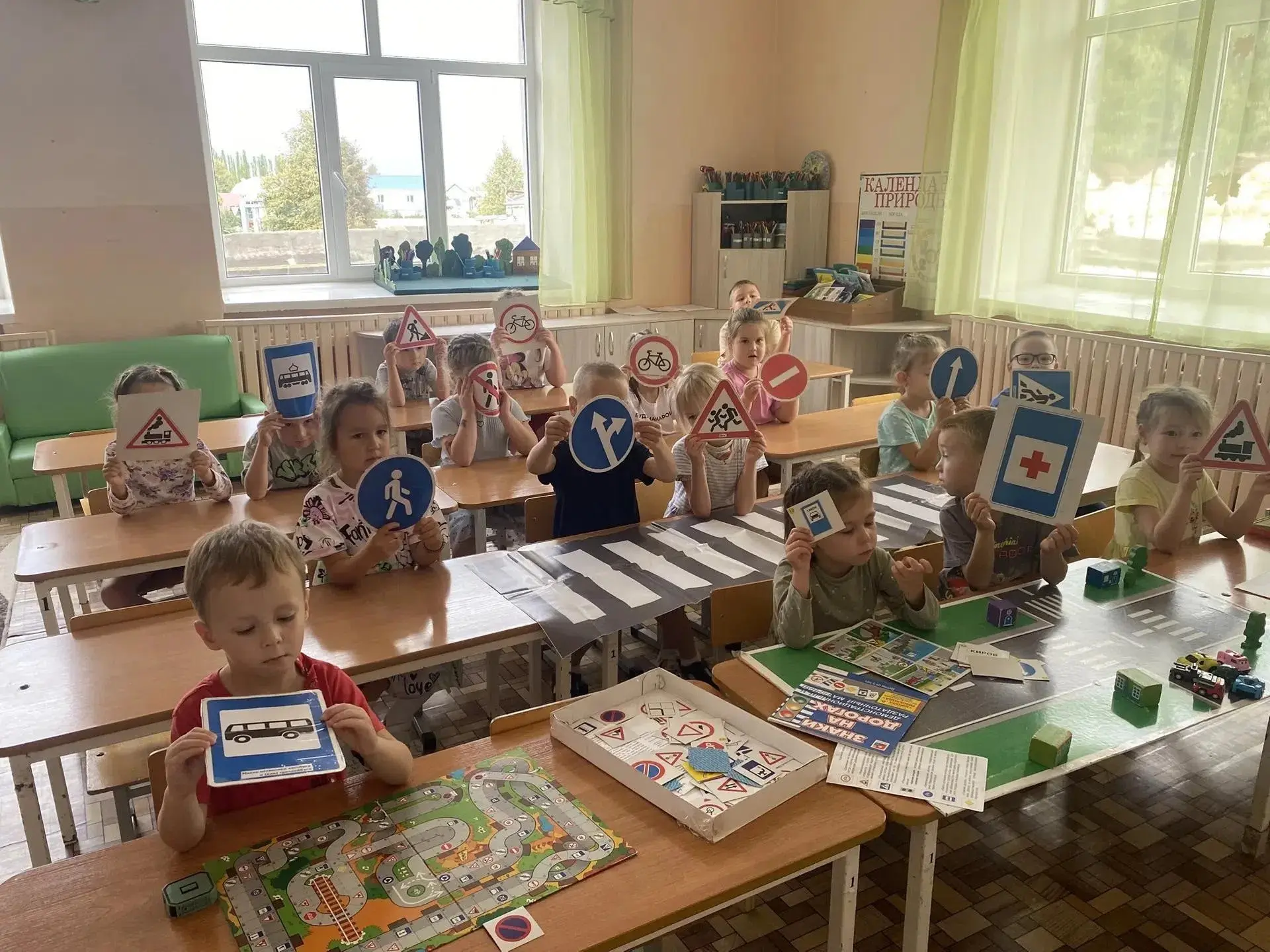 Безопасность начинается с малого: как ребята из группы №10 стали экспертами по ПДД. 🚗🛣️
