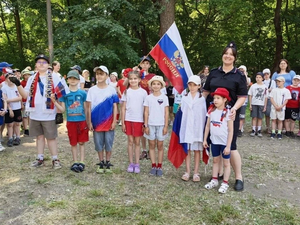 В преддверии Дня России, в Павлово-Посадском округе прошла акция "России -безопасные дороги"

Сотруд