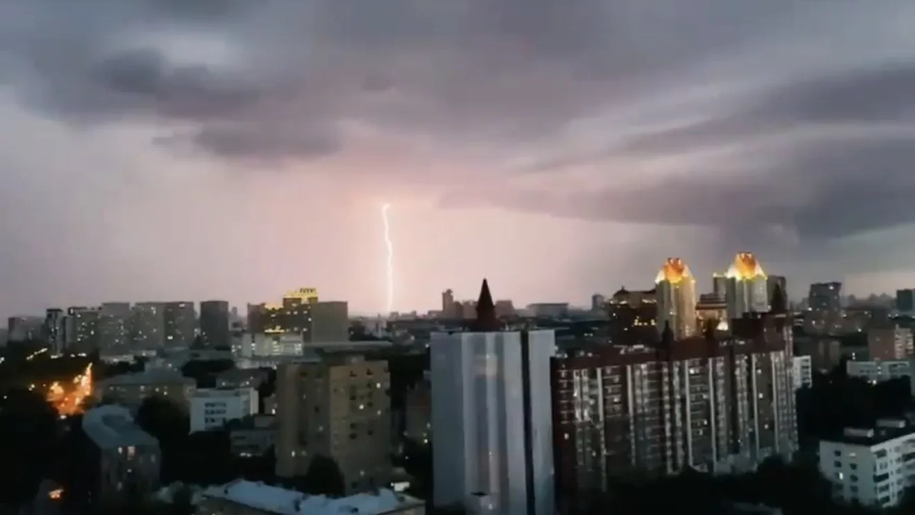 В Москве объявили «желтый» уровень погодной опасности из-за грозы и ветра с порывами до 15 м/с. Непо