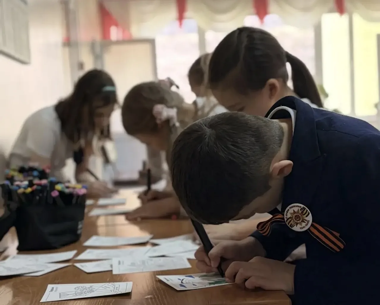 9 МАЯ — ЭТО НАША ПАМЯТЬ 🕊  ✏️ Сегодня в нашей школе на переменах прошла акция раскраски «Символы Поб