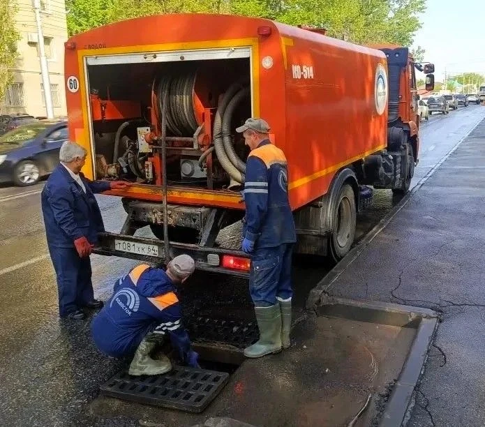 🛠️ На городских улицах продолжаются профилактические работы по содержанию ливневой кан...