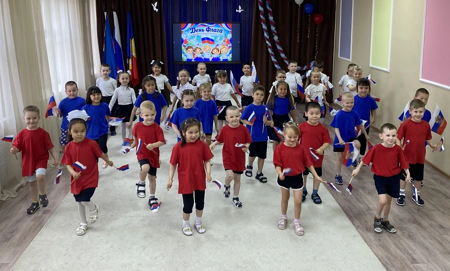 🇷🇺 Патриотический флешмоб ко Дню Государственного флага!
