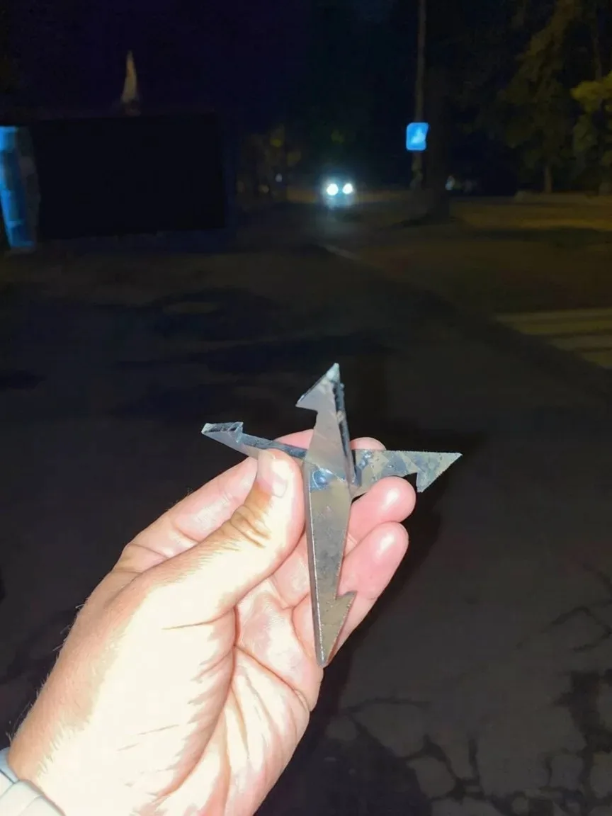 ❗ Огромные металлические шипы разбросали в самом центре Донецка