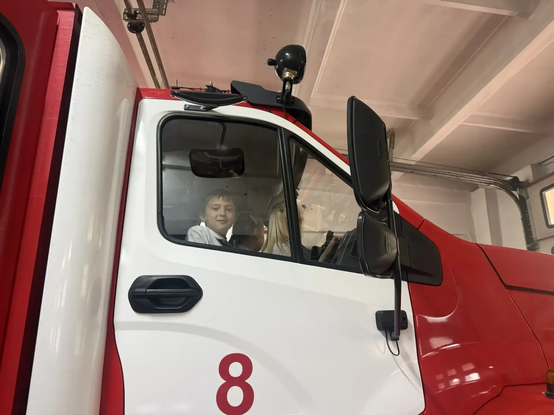 КЕМ БЫТЬ?  🧑‍🚒Ученики 1 «А» класса побывали на увлекательной экскурсии в пожарно‑спасательной части.