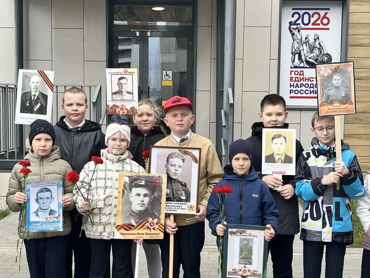 🎖️Поклонимся великим тем годам, Тем славным командирам и бойцам, И маршалам страны, и рядовым, Покло